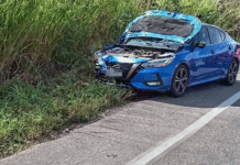 Automovilista arrolla a motociclista y escapa de la justicia.