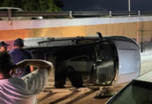 Conductor resulta lesionado tras volcadura en carretera Nacajuca–Villahermosa.