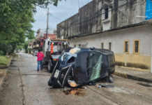 Aparatoso vuelco en Colosio deja un lesionado.