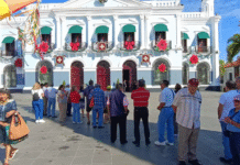 Jubilados del ISSET protestan por adeudos y amenazan con bloqueo vial.