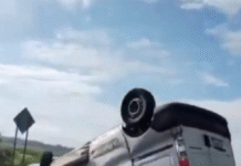 Camioneta vuelca tras choque en Villahermosa–Teapa.