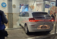 Auto termina dentro de pizzería.