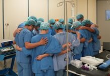 Rovirosa realiza la primera cirugía fetal del país.