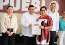 Gobierno del Pueblo entrega títulos de propiedad a escuelas.