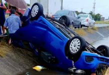 Volcadura provoca caos vial en carretera Villahermosa–Cárdenas.