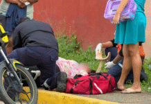Derrapa motociclista y es trasladada a hospital local.