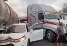 Vehículo queda prensado entre tráileres en autopista Villahermosa–Coatzacoalcos.