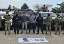 Detienen a dos con presunta droga en Carrizal.