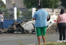 Auto vuelca tras choque en Villahermosa–La Isla.