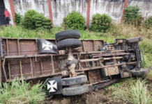 Vuelca camión de carga en carretera Cárdenas–Cunduacán federal.