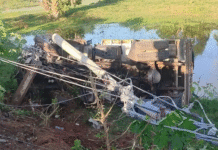 Camión derriba poste eléctrico en Macultepec.