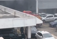 Bomberos sofocan incendio en taller de Villahermosa.