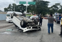 Vuelca auto por obras sin señalamientos en Ruiz Cortines.