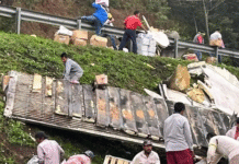 Rapiñan tráiler con productos lácteos tras volcadura.