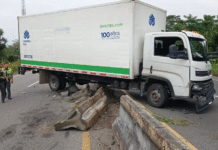 Camión derrapa y provoca cierre parcial en la Villahermosa-Macuspana.