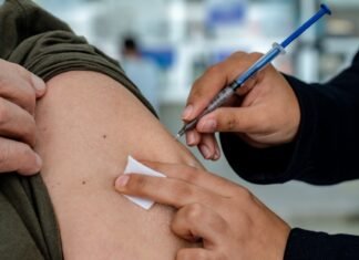 Salud refuerza vacunación ante frío y aumento respiratorio en Tabasco.