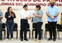 Javier May entrega títulos y otorga certeza jurídica a familias.