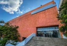 Empresarios van por antiguo Centro de Convenciones.