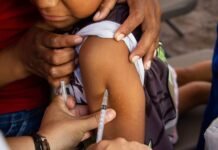 Salud Tabasco aplica dosis cero a menores contra sarampión.