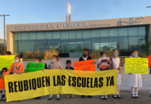 Padres protestan frente a refinería Olmeca.