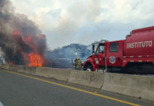 Sofocan incendio de tráiler en libramiento Villahermosa–Macuspana.