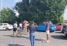 Vecinos de la Pigua bloquean puente por apagón.