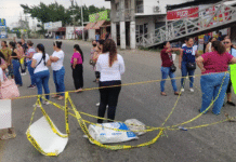 Bloqueo carretera por falta de luz en primaria de Pomoca.