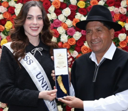 Fátima Bosch recibe La Pluma de Montalvo.