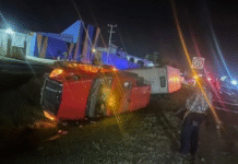 Aparatosa volcadura de tráiler paraliza parcialmente la Villahermosa–Cárdenas.