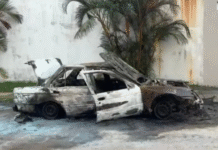 Sujetos en motocicleta incendian auto en colonia Indeco.