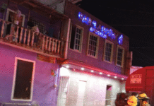 Fuego en bar La Doña, bomberos controlan las llamas.