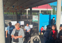 Padres cierran primaria por presunto maltrato escolar.