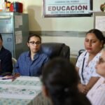 Madres dialogan en Refinería Olmeca por seguridad escolar.