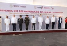 Tabasco se viste de patria en el día de la Bandera.