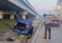 Conductor pierde control y vuelca auto en Coatzacoalcos-Villahermosa.