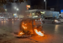 Sujetos incendian pochimóvil frente a Plaza Las Américas