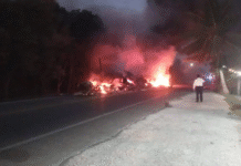 Choque de tráileres provoca incendio en carretera Frontera–Carmen.