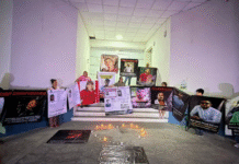 Familiares de desaparecidos se manifiestan afuera de FGE Tabasco.