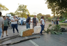 Vecinos bloquean carretera Villahermosa-Teapa por falta de agua.