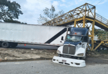 Tráiler impacta puente peatonal en carretera Cárdenas–Villahermosa.