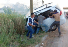 Camioneta se incendia tras salir de carretera Villahermosa–Cárdenas.