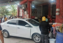 Automóvil se impacta contra tienda en Paraíso.