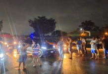 Vecinos de Indeco bloquean puente La Pigua por falta de luz.