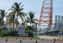 Sheinbaum pide reubicar escuela tras incendio en refinería.