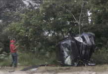 Auto vuelca tras chocar contra poste en Periférico.