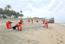 Avanza limpieza por hidrocarburo en costas de Tabasco.