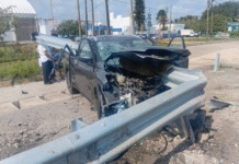 Joven sobrevive tras fuerte choque en carretera Coatzacoalcos.