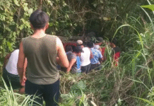 Pochimóvil cae a barranco y deja lesionados en Tacotalpa.