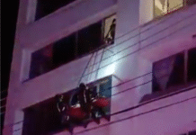 Bomberos rescatan a mujer lesionada desde cuarto piso en Mérida.