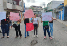Padres bloquean avenida por crisis sanitaria en escuela.